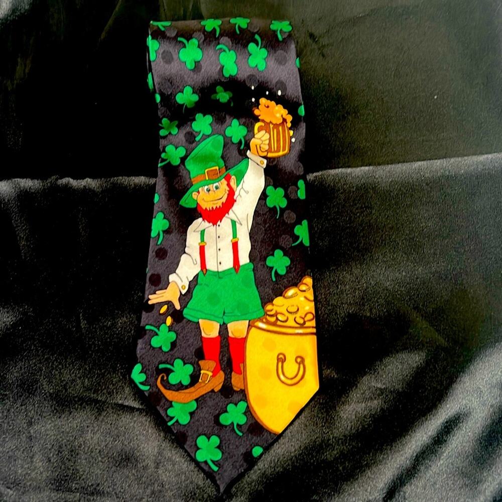 Leprechaun pot of gold,  ND fun tie